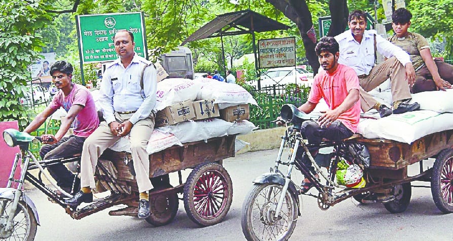 traffic police take action against jugaar