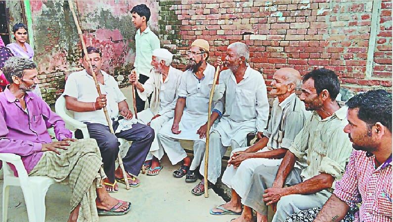 Cut the hair of a young girl in Muthra village