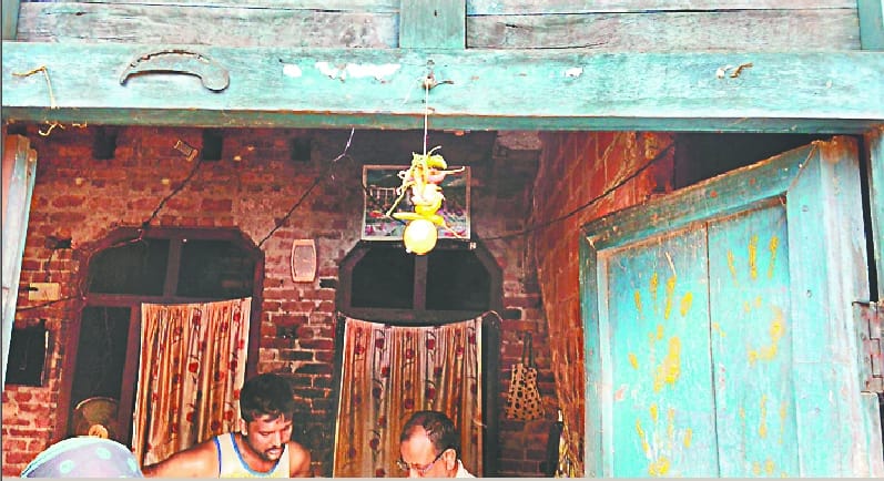 Lemon and pepper hanging on the doors of the house