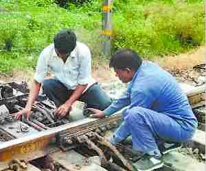 Problem in Rail track, trains delayed.