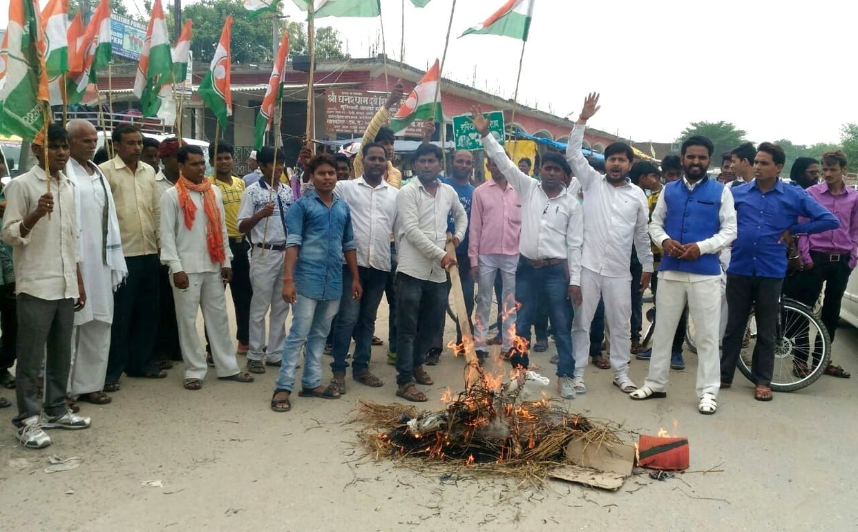 पथराव को लेकर विफरे कांग्रेसजन, फूंका मोदी का पुतला
