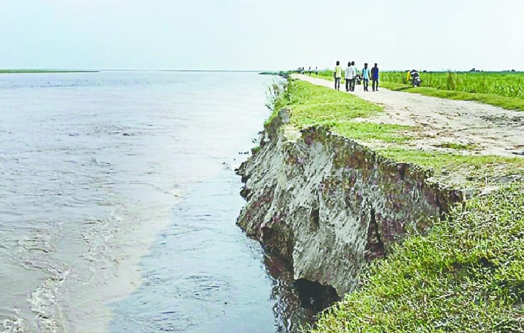 The embankment of the Gangetic Ganga, the danger of flood in the rapid drift