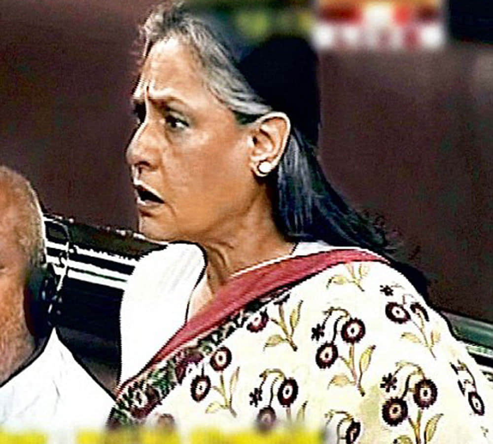 rekha hugged jaya bachchan in parliament but jaya not replied to her