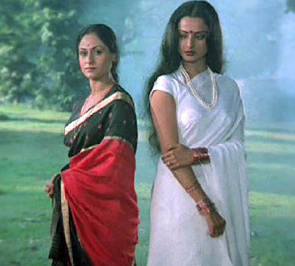 rekha hugged jaya bachchan in parliament but jaya not replied to her