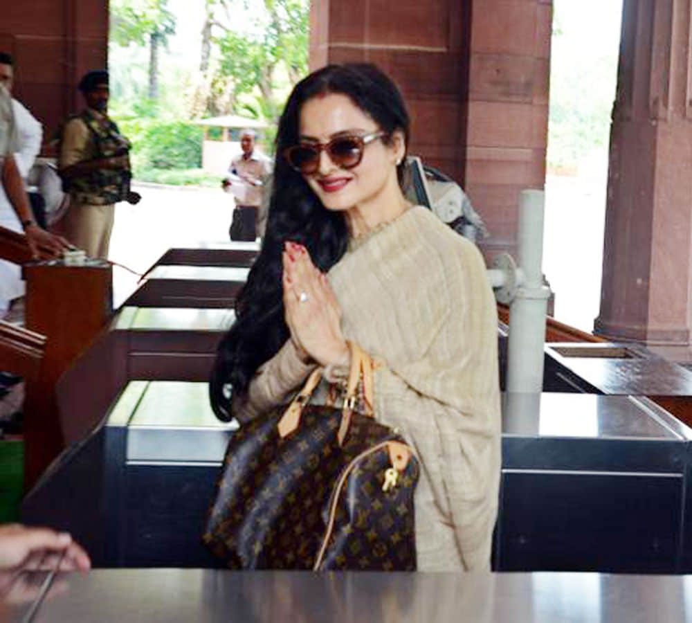 rekha hugged jaya bachchan in parliament but jaya not replied to her