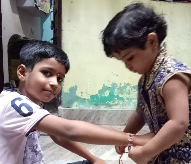  On the wrist of the brothers Thread of affection
