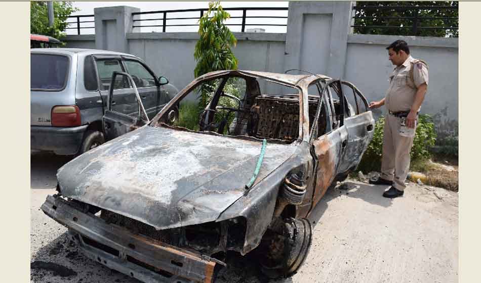 woman abducted and ride hours in delhi crowed burnt the car