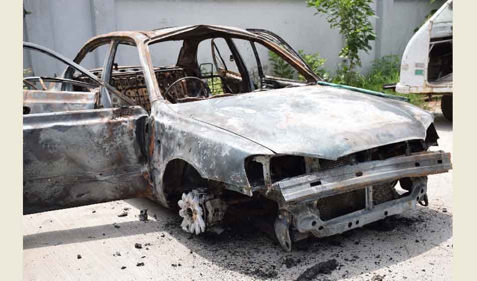 woman abducted and ride hours in delhi crowed burnt the car