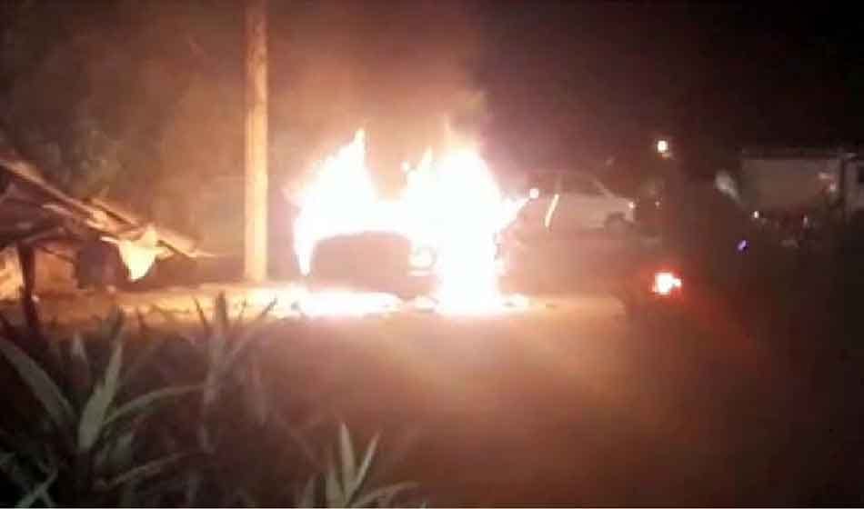 woman abducted and ride hours in delhi crowed burnt the car