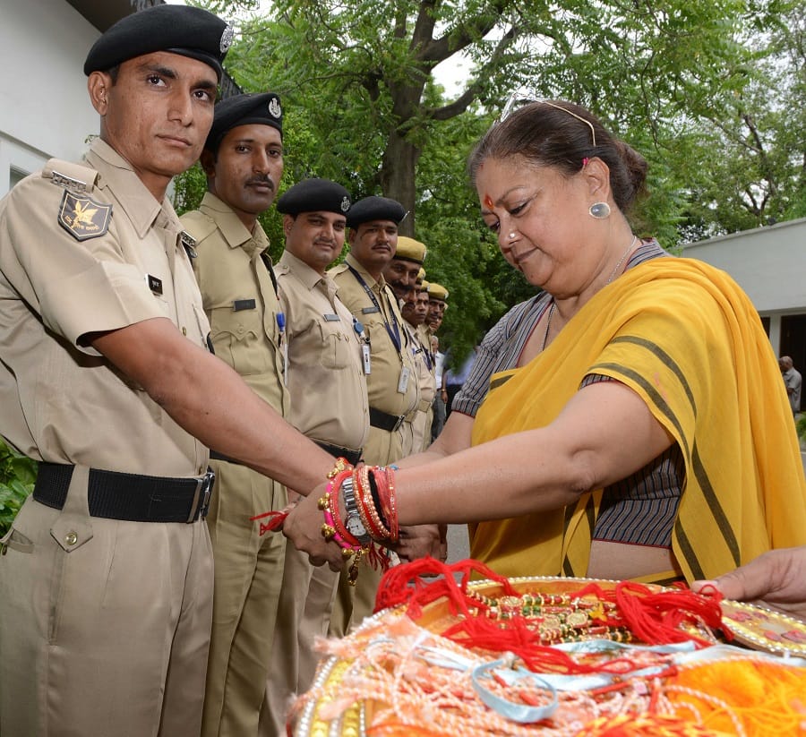 CM celebrate rakhi festival with commandos