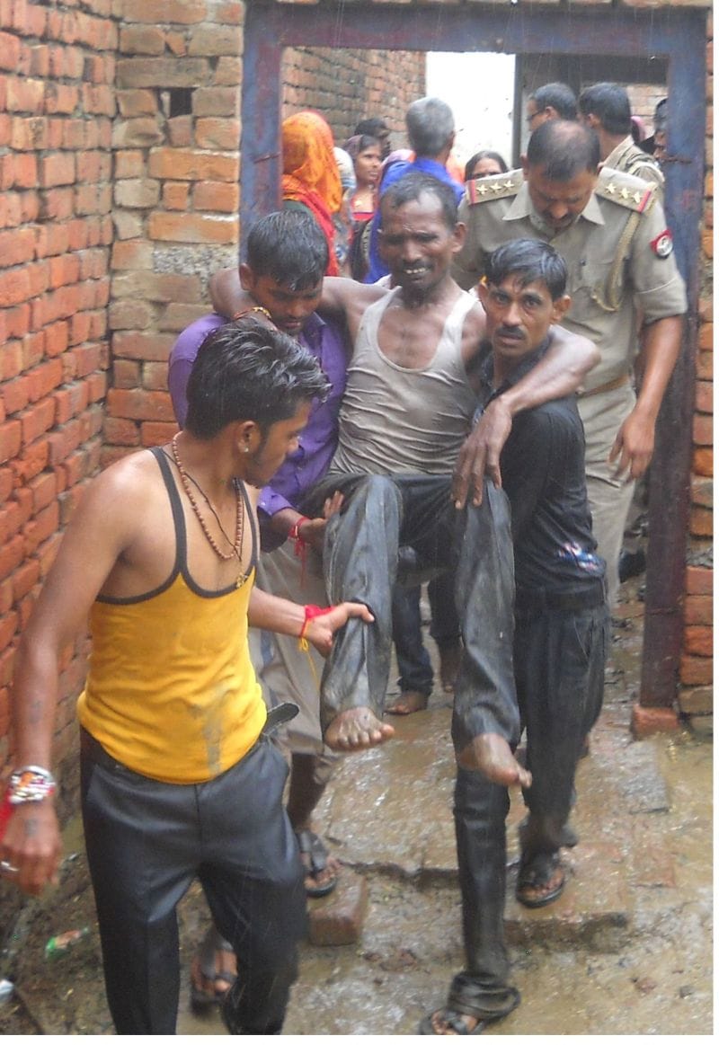 बारिश में मकान की छत जमींदोज, 12 लोग मलबे में दबे