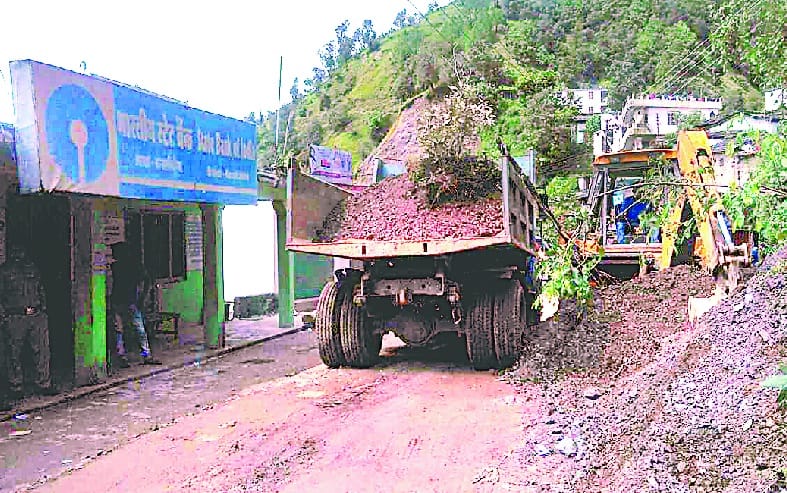 Pithoragarh-Tawaghat highway remained closed for eight hours