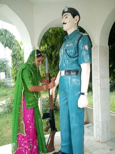 every year is tied on the wrist of the martyrs Rakhi
