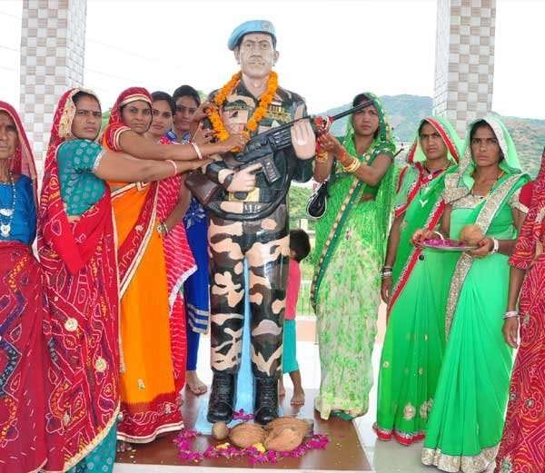 every year is tied on the wrist of the martyrs Rakhi