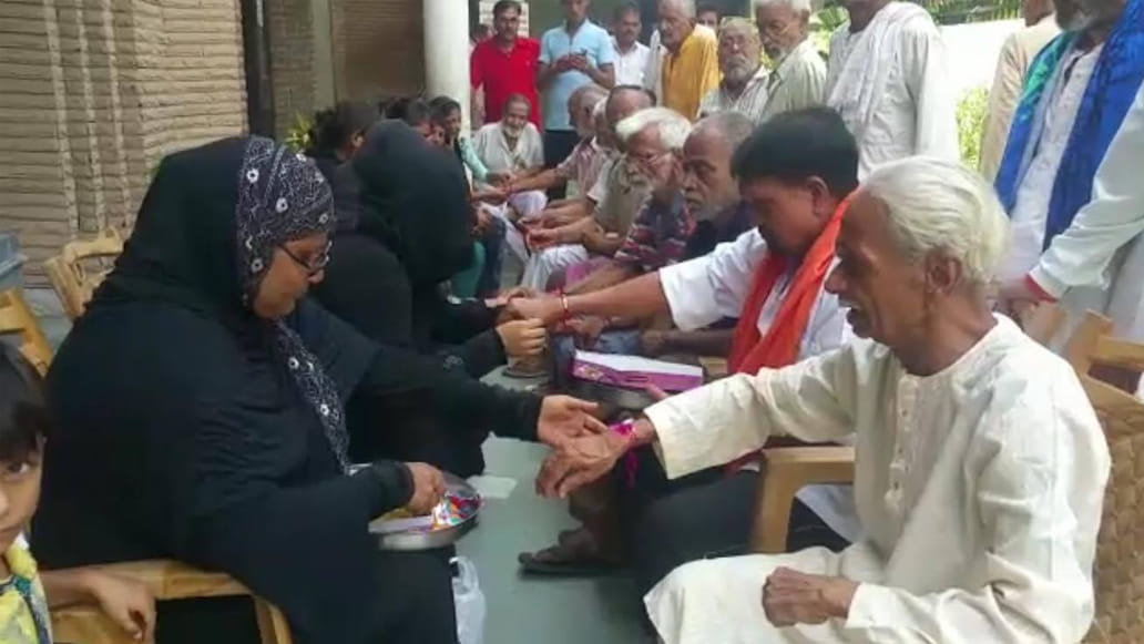 muslim sisters can not stop rakhis on the wrist 