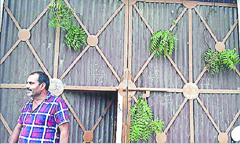 Cut hair of women in Bhangela