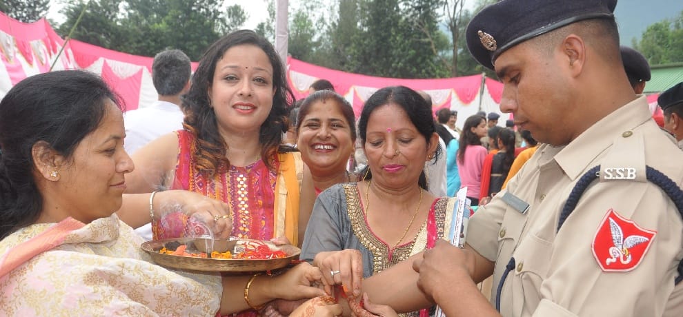 Bjp Mahila Morcha tie Rakhis to SSB jawans at Kullu