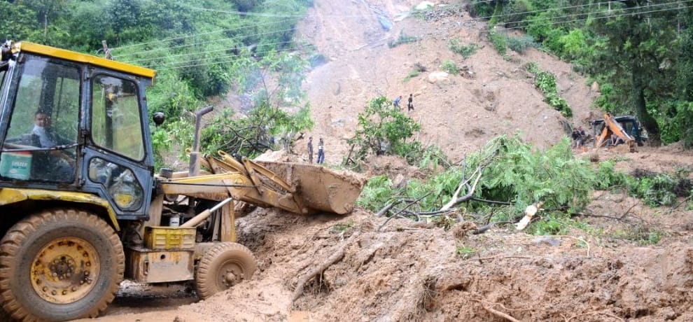 283 road blocked due to heavy rain in himachal pradesh