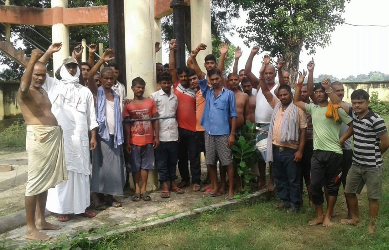 पेयजल आपूर्ति ठप होने पर संविदा कर्मियों को बनाया बंधक