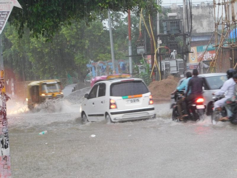 झमाझम बरसात से खेत-खलिहान, सड़कें लबालब