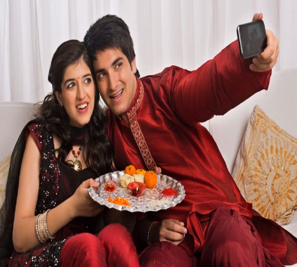 Celebrate 2017 Raksha Bandhan with these types of special gifts 