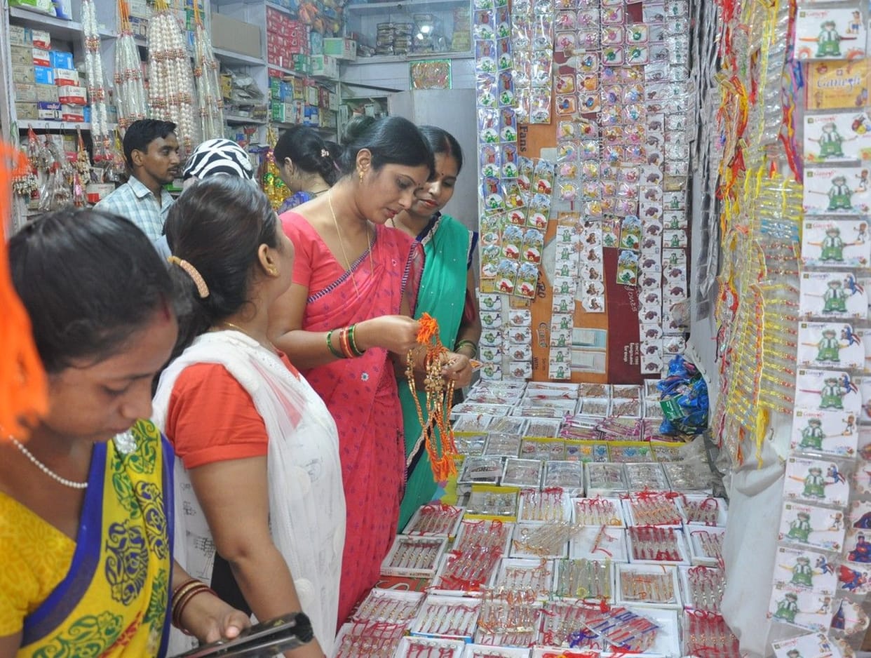 राखी खरीदने के लिए बाजार में उमड़ी भीड़
