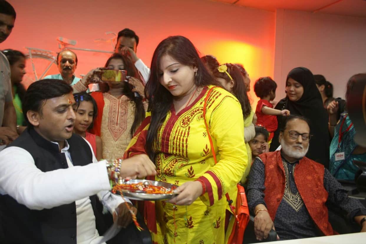 Akhilesh Yadav celebrates rakshabandhan at party office