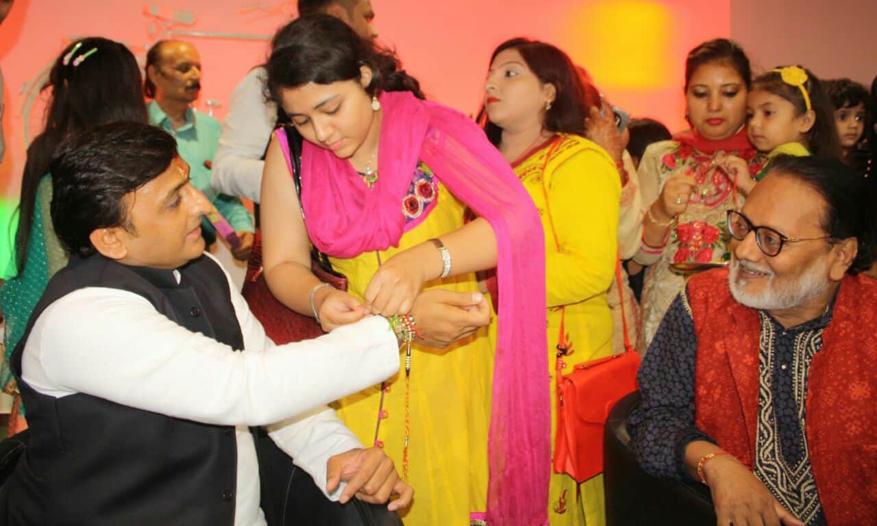 Akhilesh Yadav celebrates rakshabandhan at party office