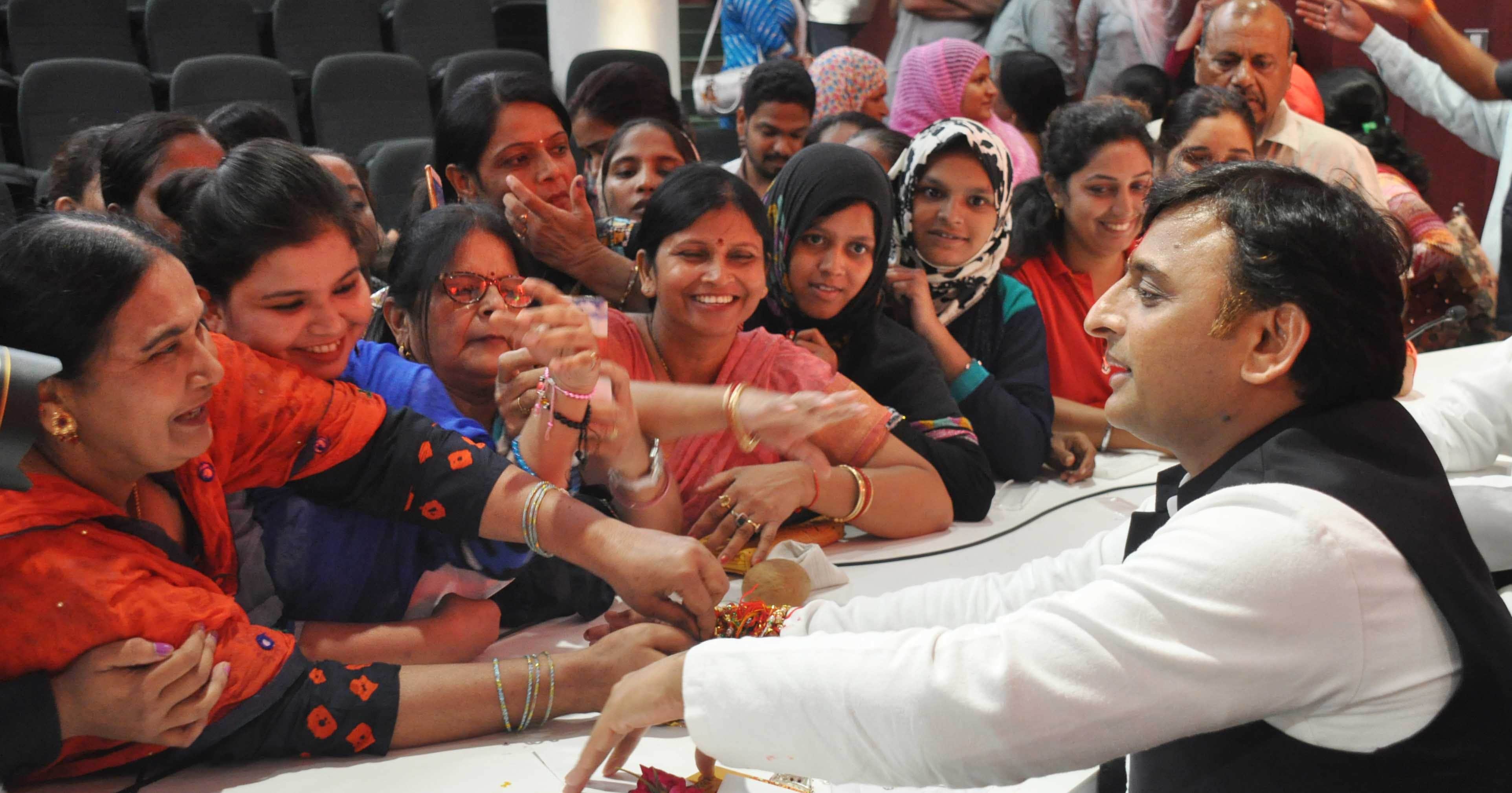 Akhilesh Yadav celebrates rakshabandhan at party office