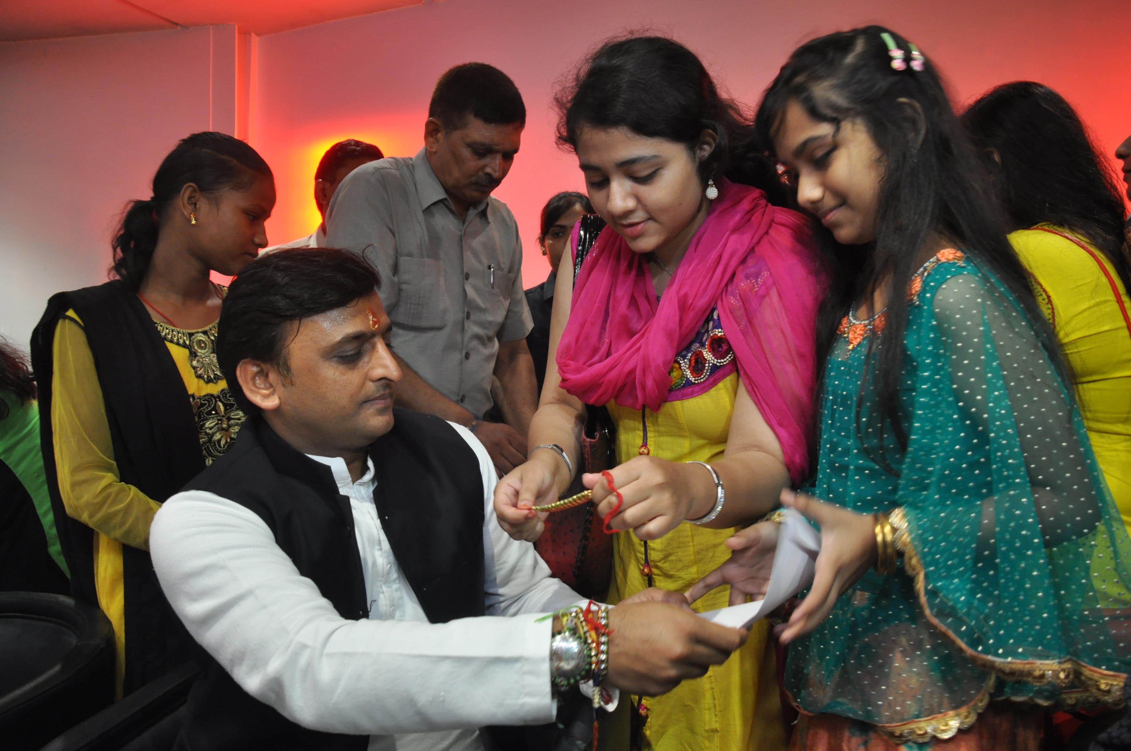 Akhilesh Yadav celebrates rakshabandhan at party office