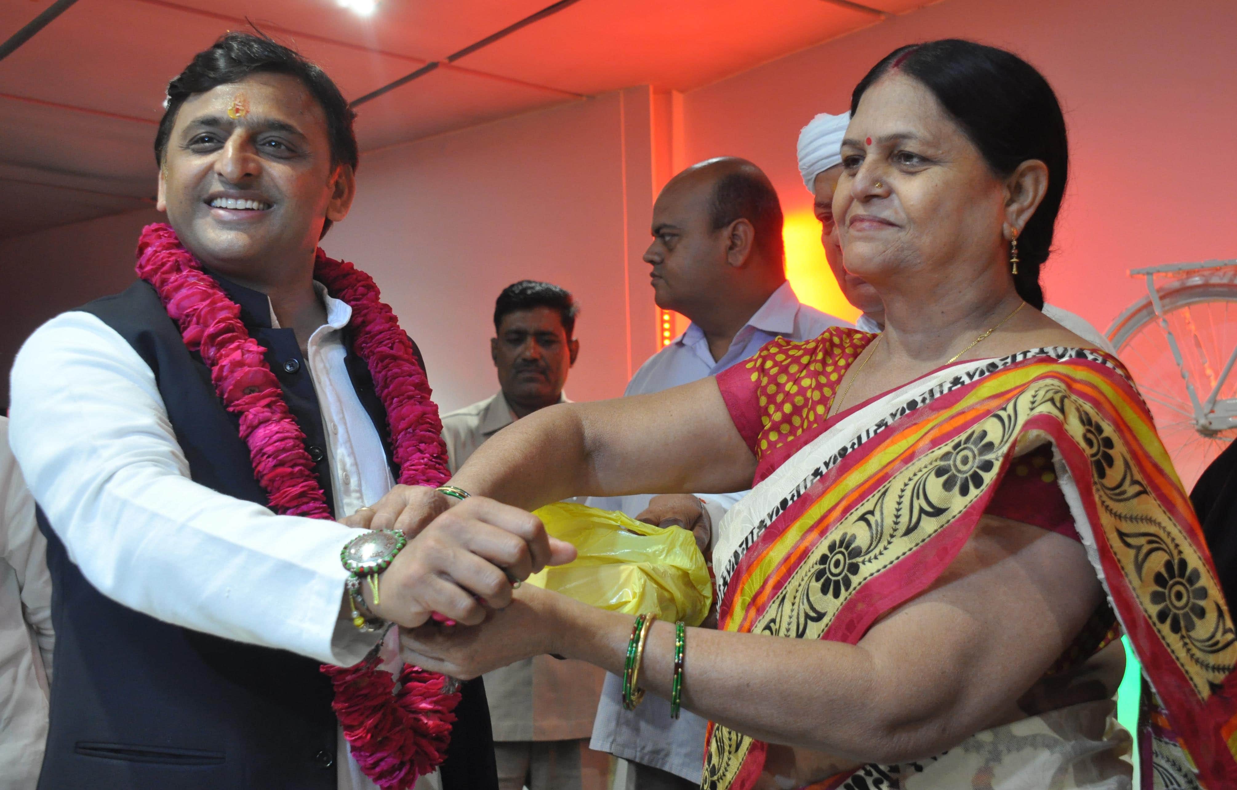 Akhilesh Yadav celebrates rakshabandhan at party office