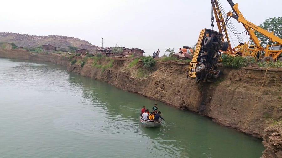 dumper fell into 40 feet ditch in bundi dead body of driver recovered after 15 hour 
