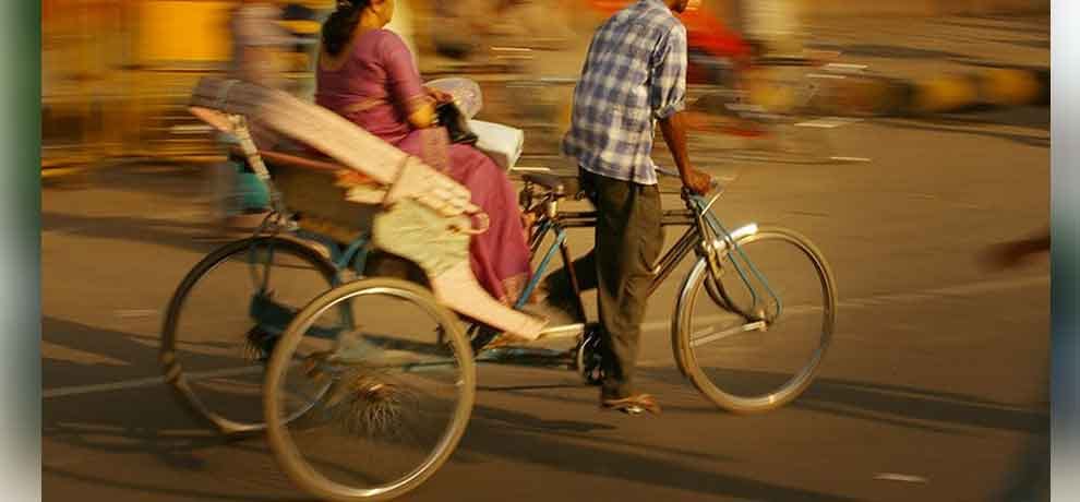 rickshaw puller give free ride to women on rakshabandhan in gurugram