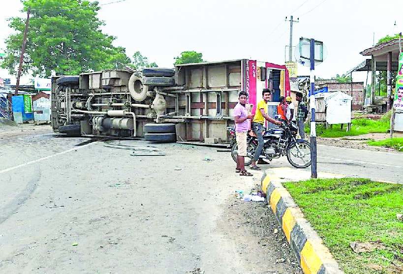 Roadways bus crashes, 23 passengers injured