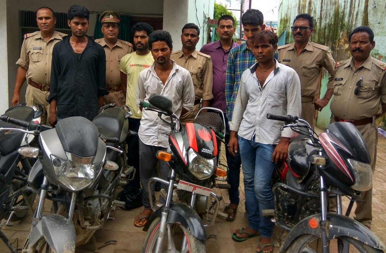 चोरी की बाइक के साथ पांच वाहन चोर गिरफ़्तार