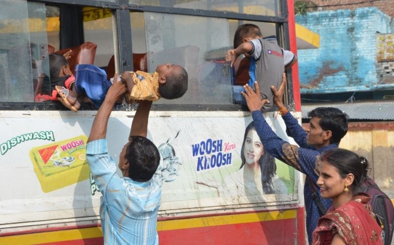 हर बाधा पार कर भाइयों के घर पहुंचीं बहनें