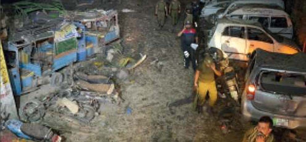 around hundred injured after a blast in pakistan's lahore