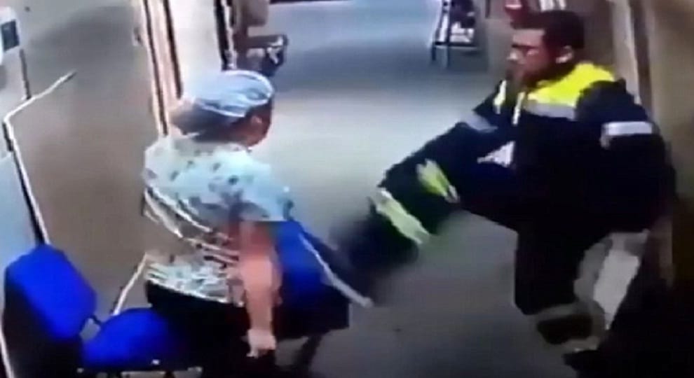 shocking footage The doctor kicked a pregnant woman stomach