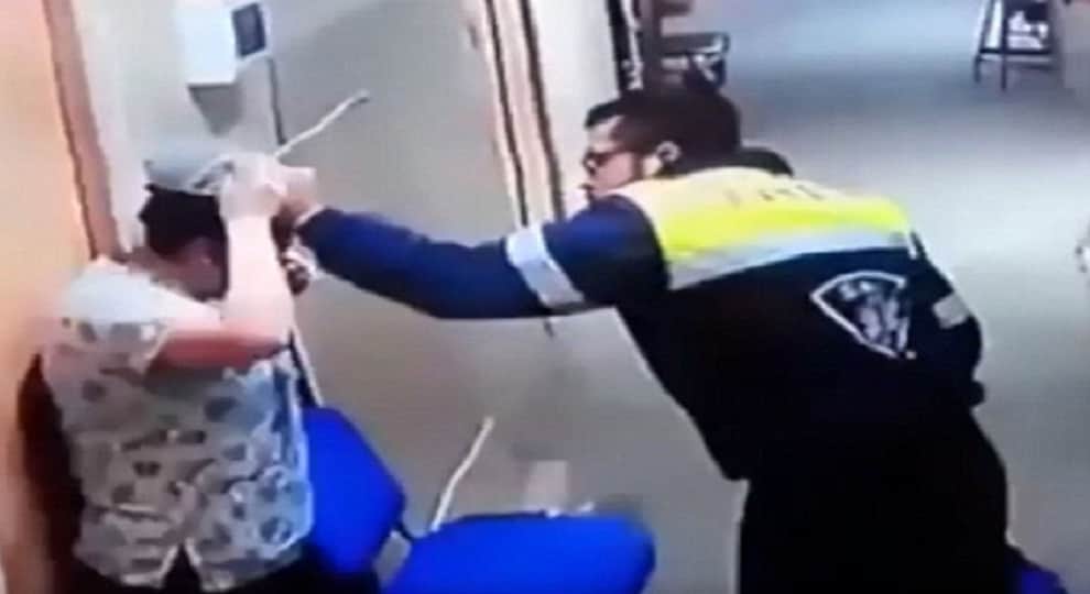 shocking footage The doctor kicked a pregnant woman stomach