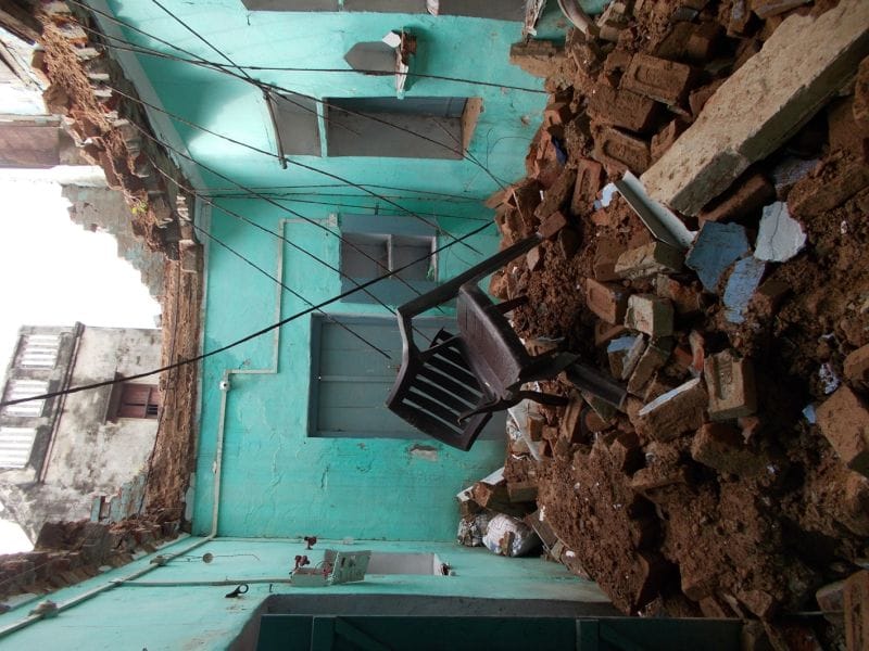 बारिश के दौरान ढहा दो मंजिला मकान, हादसा बचा