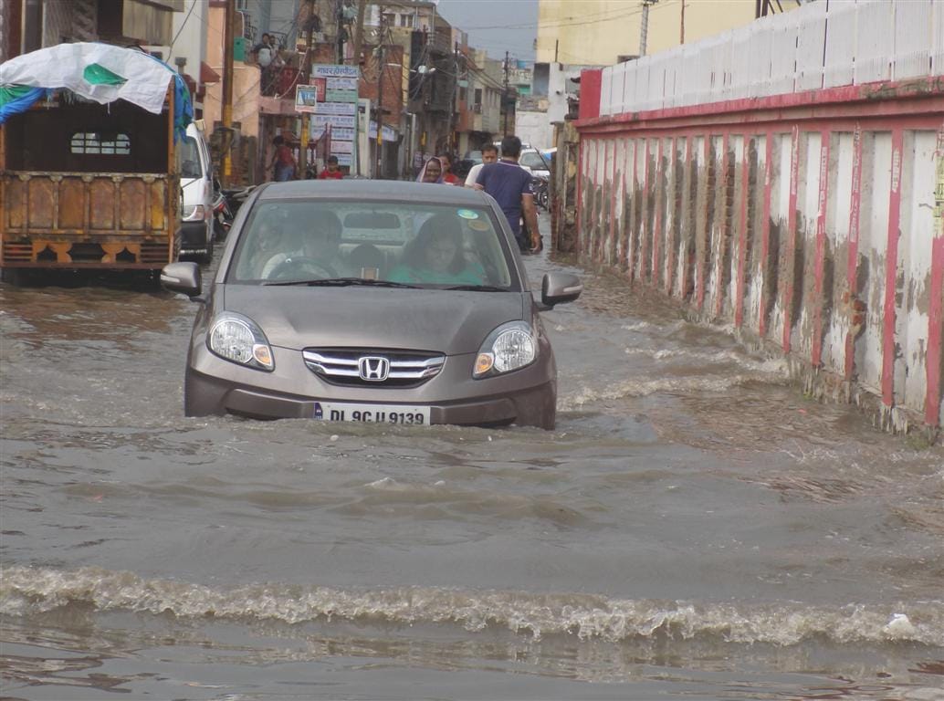 झमाझम बारिश से पूरे शहर में जलभराव