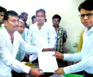 Protest against Rail neer plant in Amethi