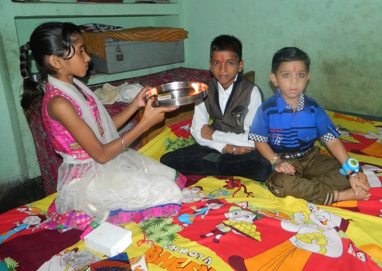 बहना ने भाई की कलाई पर बांधा प्यार 6666