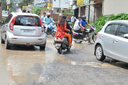 chief minister trivendra singh rawat given instruction about Road potholes