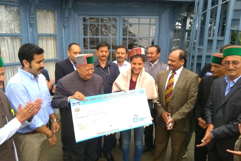 CM Virbhadra Singh Honoured Sushma verma with Five lakh and DSP Post.