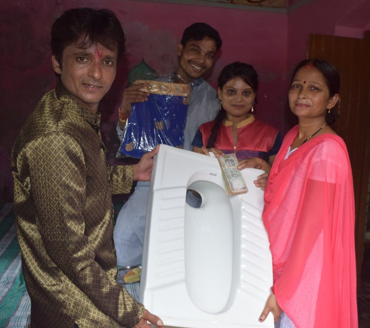 रक्षा बंधन पर बहन को दिया शौचालय उपहार
