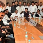 देवेंद्र फडनवीस से मिलते प्रदर्शनकारियों के प्रतिनिधि