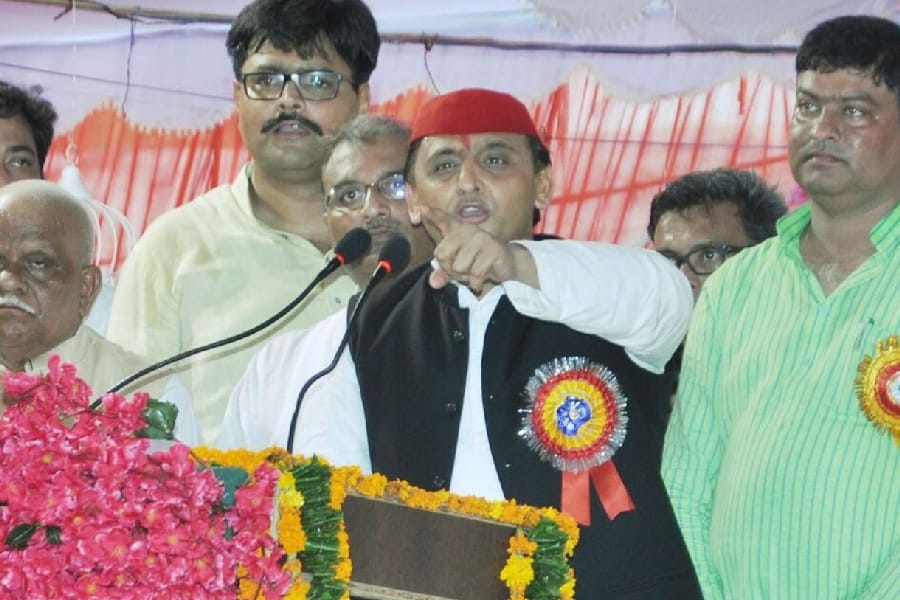 akhilesh yadav says UP government should make new law for shikshamitra.