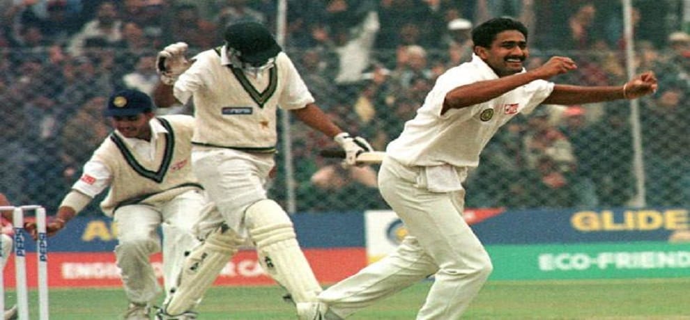Anil kumble took 10 wickets against pakistan in kotla test 