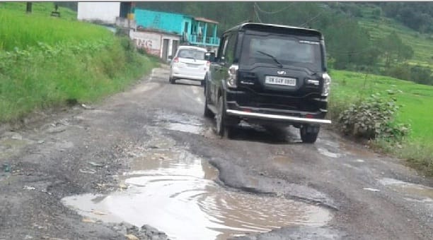 Someshwar-Binta pit pit on the road